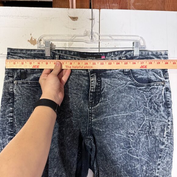 Torrid Acid Wash Skinny Jeans Size 20 WE SWEAR BY THE FIT Stretchy Blue - Picture 5 of 9